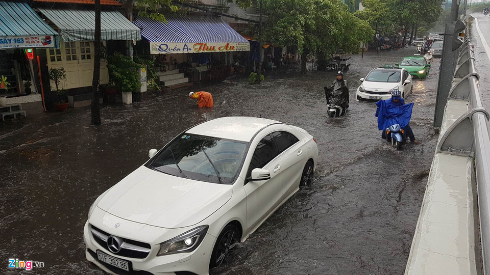 Nhiều tuyến đường Sài Gòn ngập nặng, xe chết máy hàng loạt Nhiều tuyến đường Sài Gòn ngập nặng, xe chết máy hàng loạt